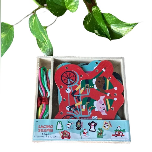 Lacing Shapes Christmas - Picture 5 of 5